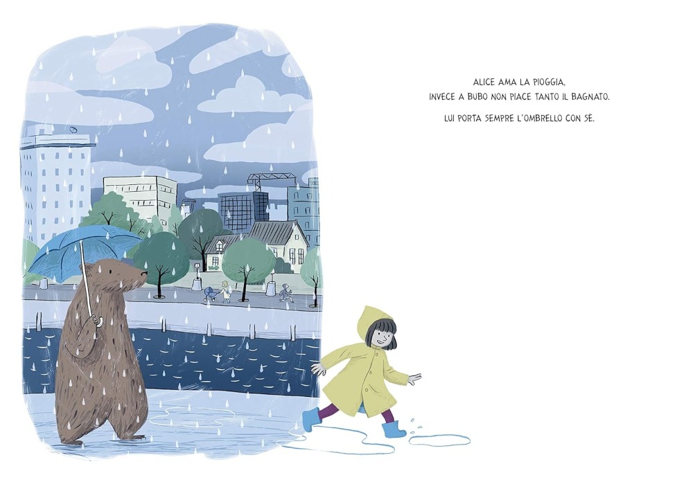 Alice e il bello della pioggia: alice nel suo impermeabile giallo che salta nelle pozzanghere. Dietro bubo con l'ombrello che la segue