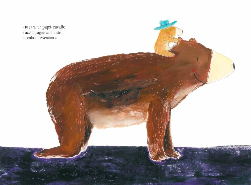 PAPà ISOLA: GIGI A CARPONI SUL PAVIMENTO CON IL PICCOLO ORSO CON UN CAPPELLO DA COWBOY SULLA SCHIENA DI GIGI