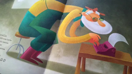 Il giardiniere dei sogni è un Omino vecchissimo con una grande barba bianca e piccoli occhiali con una maglia gialla  e pantaloni verdi da giardiniere che sta curvo tutto il giorno sulla macchina da scrivere e scrive storie che poi seminerà.